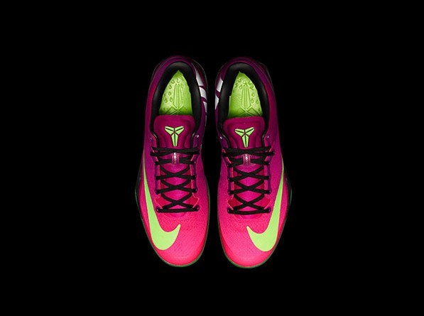 融合足球灵感 KOBE 8 MAMBACURIAL战靴颜色亮骚